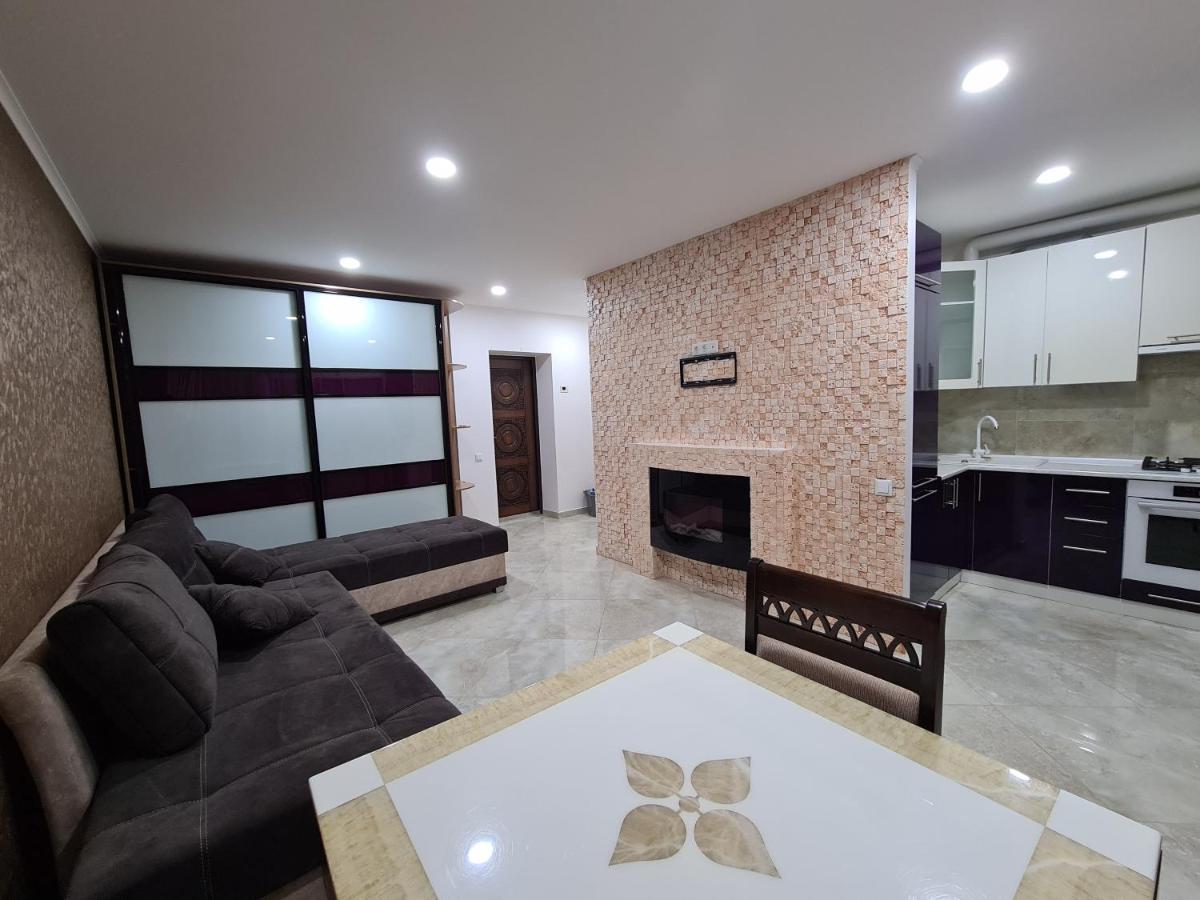 127-Avenue Apartment Chernivtsi Bagian luar foto